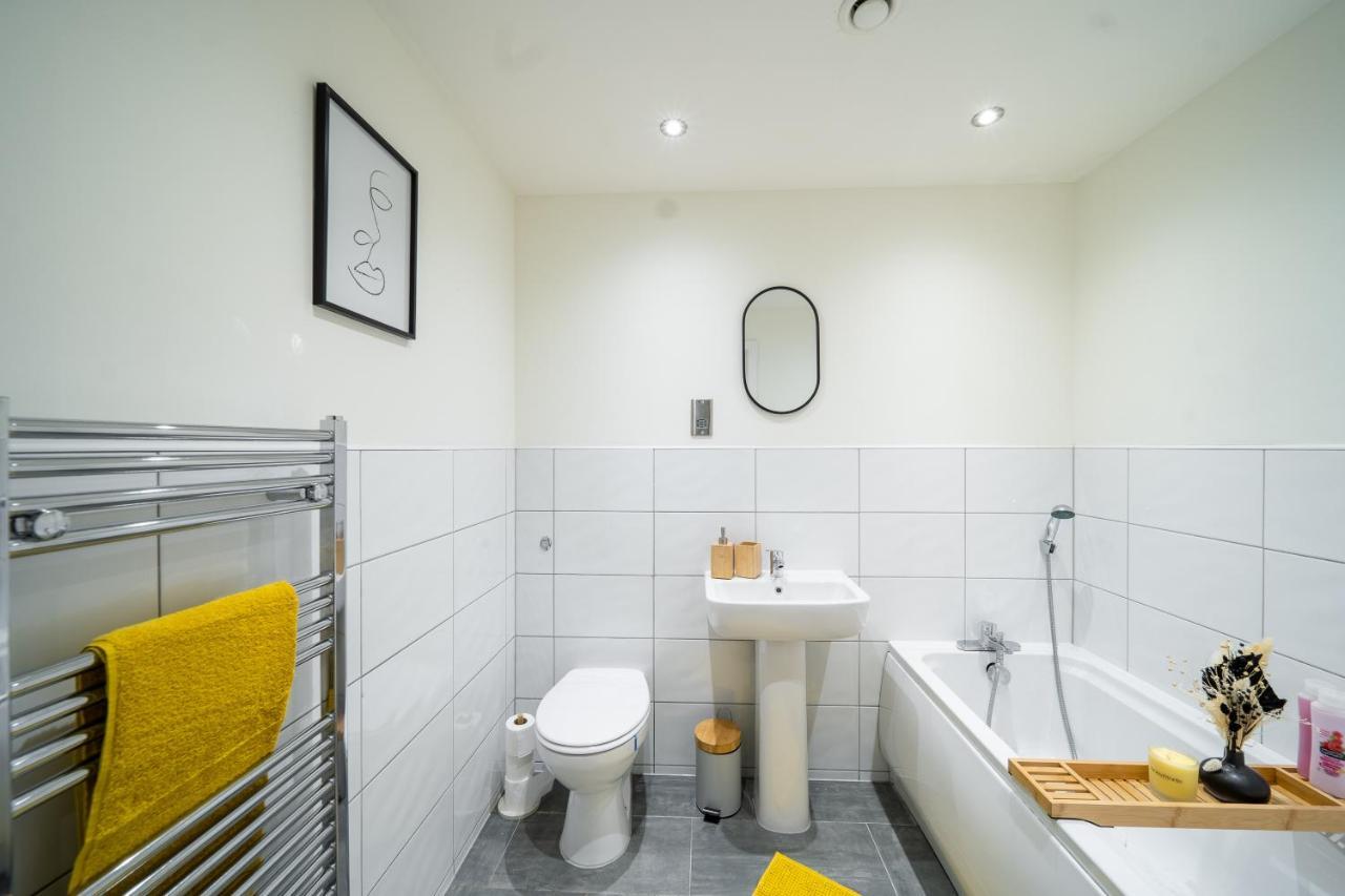 Bv Spacious 1-Bedroom Apartment Close To Town Center - Sleeps 6 Bradford  Exterior photo